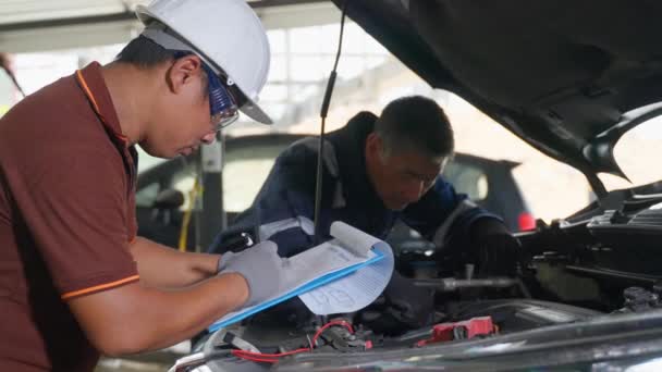 汽车修理工在车库里工作和检查汽车修理工作 — 图库视频影像
