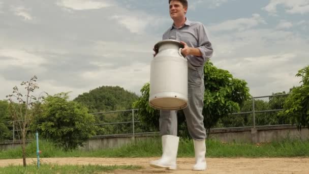 Erkek Bir Mandıracı Elinde Büyük Bir Süt Kutusuyla Çiftliğinin Önünde — Stok video