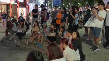 Seul, Kore - 21 Ağustos 2023 - Sokak sanatçıları seyircilerini Seul, Kore 'deki Hongdae Walking Street bölgesinde eğlendirdiler