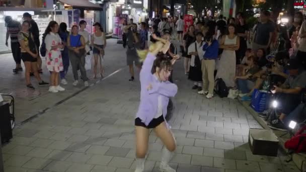Seul Korea Sierpnia 2023 Uliczni Wykonawcy Zabawiają Publiczność Hongdae Walking — Wideo stockowe