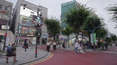 Seul, Güney Kore - 21 Ağustos 2023 - Güney Kore 'nin Seul kentindeki Hongdae Yürüyüş Caddesi' nde akşam saatlerinde yerel halk ve turistler dolaşıyor