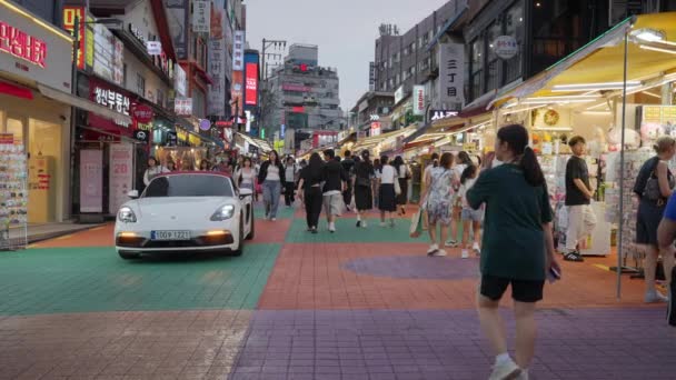 韓国ソウル 2023年8月21日 韓国ソウルの香港ウォーキングストリートで夜を歩く地元の人や観光客 — ストック動画