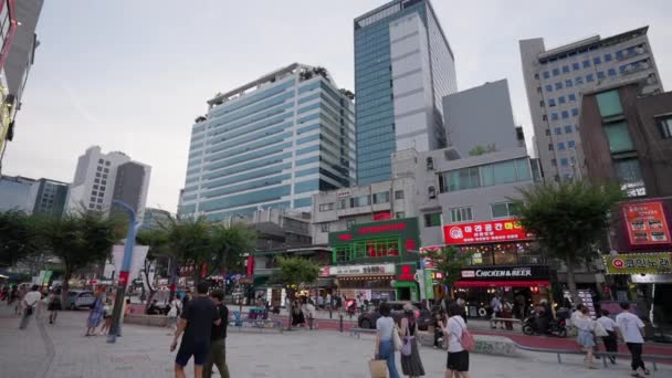 Soul Etelä Korea Elokuuta 2023 Paikalliset Turistit Kävelevät Illalla Hongdae — kuvapankkivideo