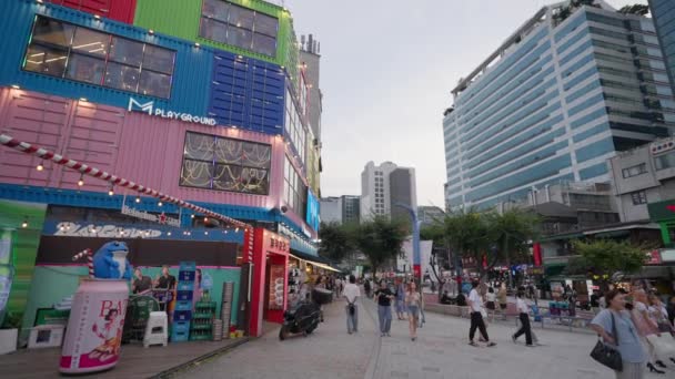 Seul Korea Południowa Sierpnia 2023 Wieczorem Mieszkańcy Turyści Spacerują Ulicą — Wideo stockowe