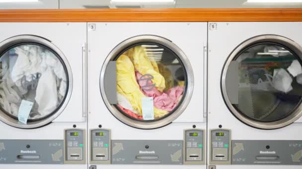 マサチューセッツ州ケンブリッジ 2023年8月26日 地元の洗濯場で乾燥機で乾燥した服のゆっくりとした動き — ストック動画