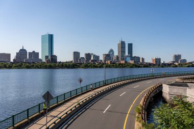 Boston, ABD - 01 Eylül 2023 - Sabahleyin Longfellow Köprüsü 'nden Boston şehir merkezi gökyüzü manzarası