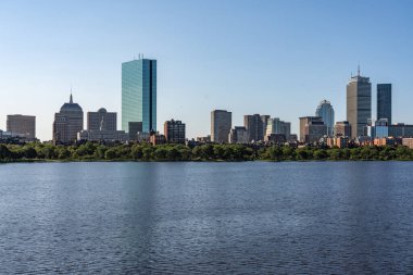 Boston, ABD - 01 Eylül 2023 - Sabahleyin Longfellow Köprüsü 'nden Boston şehir merkezi gökyüzü manzarası