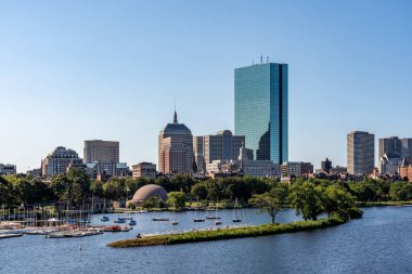 Boston, ABD - 01 Eylül 2023 - Sabahleyin Longfellow Köprüsü 'nden Boston şehir merkezi gökyüzü manzarası