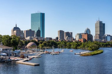 Boston, ABD - 01 Eylül 2023 - Sabahleyin Longfellow Köprüsü 'nden Boston şehir merkezi gökyüzü manzarası