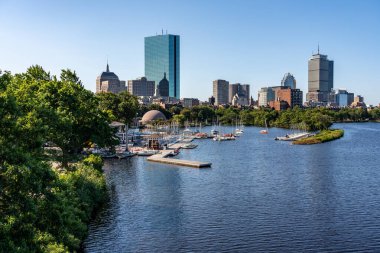 Boston, ABD - 01 Eylül 2023 - Sabahleyin Longfellow Köprüsü 'nden Boston şehir merkezi gökyüzü manzarası