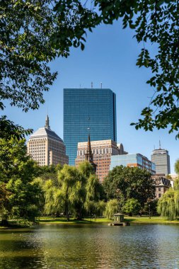 Boston, ABD - 01 Eylül - Boston Halk Bahçesi 'nden görünen açık mavi gökyüzü üzerinde uzak şehir gökyüzü görüntüsü