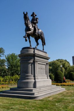 Boston, ABD - 01 Eylül 2023 - Boston Halk Bahçesi 'nde George Washington Heykeli