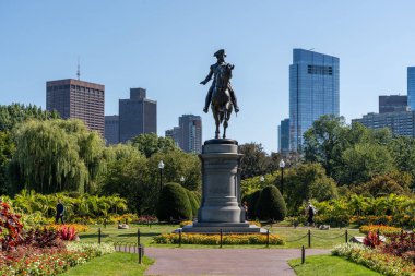 Boston, ABD - 01 Eylül 2023 - Boston Halk Bahçesi 'nde George Washington Heykeli