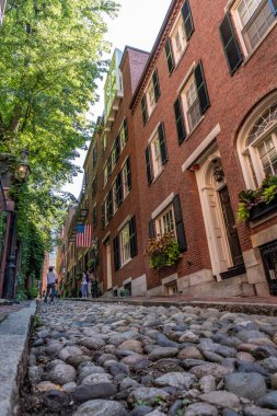 Boston, ABD - 01 Eylül 2023 - Beacon Hill, Boston 'daki ünlü Acorn Caddesi