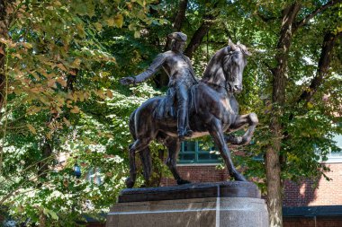 Boston, ABD - 01 Eylül 2023 - Boston 'da Paul Revere' in atındaki heykeli
