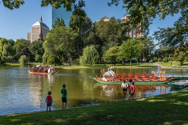 美国波士顿 2023年9月1日 孩子们站在河边观看公共花园湖中的天鹅船 免版税图库图片