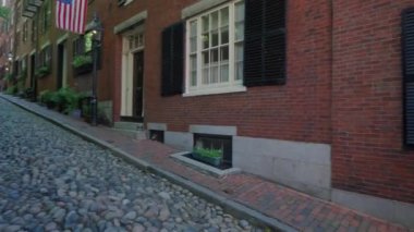 Boston, ABD - 2 Eylül 2023 - Beacon Hill, Boston 'da ünlü bir Acorn caddesinin manzarası