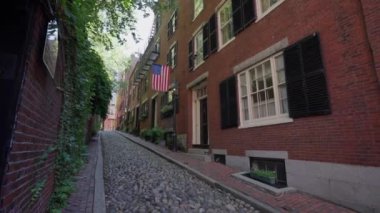 Boston, ABD - 2 Eylül 2023 - Beacon Hill, Boston 'da ünlü bir Acorn caddesinin manzarası