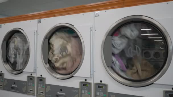 美国麻萨诸塞州剑桥 2023年8月31日 在洗衣店经营的一排排商业烘干机 — 图库视频影像