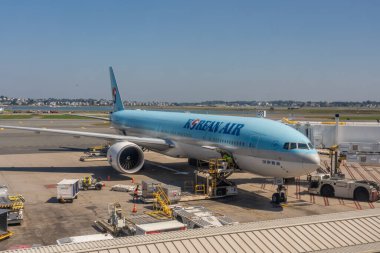 Incheon, Güney Kore - 09 Eylül 2023 - Kore uçak taksileri kargo yüklerken yolcuların binmesini bekliyor.