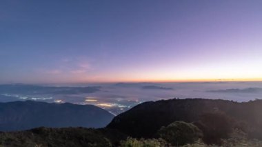 Sabahın doğuşunu ve Chiang Mai, Tayland 'daki Doi Luang Chiang Dao tepesinden bulutları hareket ettirme zamanı.