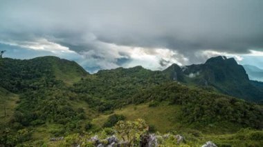 Sabahın doğuşunu ve Chiang Mai, Tayland 'daki Doi Luang Chiang Dao tepesinden bulutları hareket ettirme zamanı.