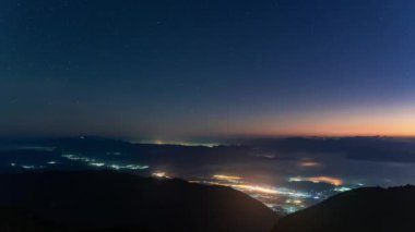 Hareket halindeki gece yıldızları Chiang Mai, Tayland 'daki Do Luang Chiang Dao' da hareketli bulutların olduğu aysız bir gecede