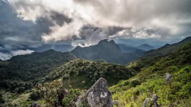 Akşam üstü Chiang Mai, Tayland 'da Don Luang Chiang Dao' da hareket eden bulutların hızlanması