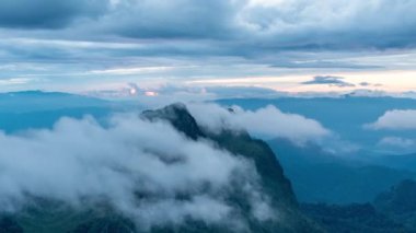 Akşam üstü Chiang Mai, Tayland 'da Don Luang Chiang Dao' da hareket eden bulutların hızlanması