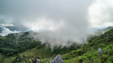 Akşam üstü Chiang Mai, Tayland 'da Don Luang Chiang Dao' da hareket eden bulutların hızlanması