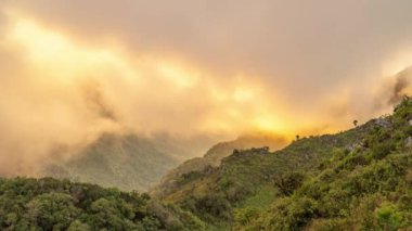 Akşam üstü Chiang Mai, Tayland 'da Don Luang Chiang Dao' da hareket eden bulutların hızlanması