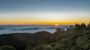Sabahın doğuşunu ve Chiang Mai, Tayland 'daki Doi Luang Chiang Dao tepesinden bulutları hareket ettirme zamanı.