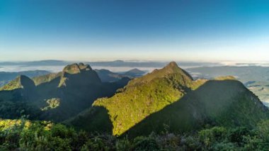 Sabahın doğuşunu ve Chiang Mai, Tayland 'daki Doi Luang Chiang Dao tepesinden bulutları hareket ettirme zamanı.