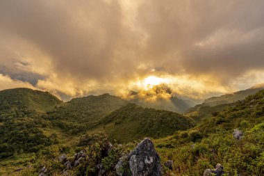 Altın rengi günbatımında, Tayland, Chiang Mai 'deki Doi Luang Chiang Dao tepesinde dramatik bulutlar.