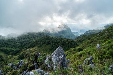 Chiang Mai, Tayland 'daki Doi Luang Chiang Dao tepesinde dramatik bir bulut oluşumu görülüyor.