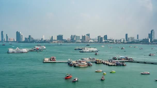 在阳光明媚 船流繁忙 背景环城环城 码头繁忙的日子里 帕塔亚海港的时间 — 图库视频影像