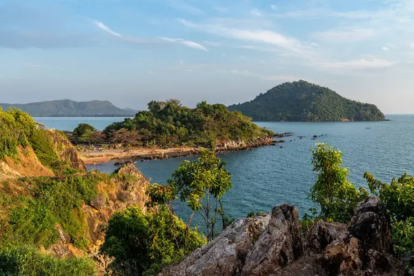 Akşam günbatımının güzel manzarası Noen Nangphaya bakış açısından okyanusa ve Chonburi, Tayland 'daki uzak adalara bakıyor.