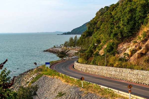 Akşam günbatımının güzel manzarası Noen Nangphaya bakış açısıyla okyanusa bakıyor ve Chonburi, Tayland 'da sahil şeridi boyunca dönüyor.