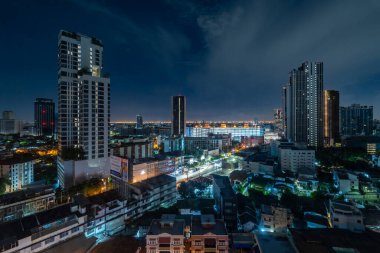 Bangkok 'un hareketli bulutları ve yüksek binaları ile dolu şehir manzarasının zamanlaması