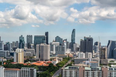 Hareket eden bulutlar ve yüksek binalarla Bangkok 'un işlek şehir manzarasının zamanlaması