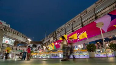 Bangkok, Tayland - 26 Temmuz 2024 - Turistler, Siam Center ve Tayland 'daki diğer popüler alışveriş merkezleri yakınlarındaki BTS gökdelen alanının altındaki ünlü bir yerde fotoğraflarını çektiler