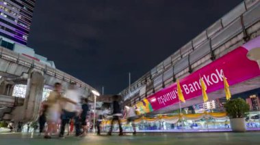 Bangkok, Tayland - 26 Temmuz 2024 - Turistler, Siam Center ve Tayland 'daki diğer popüler alışveriş merkezleri yakınlarındaki BTS gökdelen alanının altındaki ünlü bir yerde fotoğraflarını çektiler