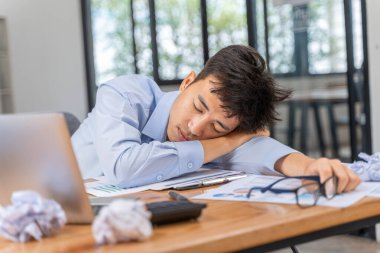 Yorgun ve çok çalışan genç iş adamı ofisinde geç saatlere kadar çalışırken uykuya dalıyor.