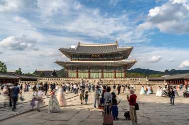 Seul, Güney Kore - 9 Ekim 2024 - Seul 'deki ünlü Gyeongbokgung Sarayı' nın ana giriş kapısı