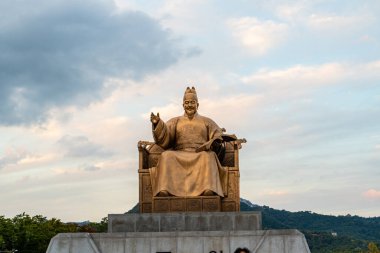Seul, Güney Kore - 9 Ekim 2024 - Büyük Kral Sejong 'un güzel günbatımına karşı heykeli manzarası