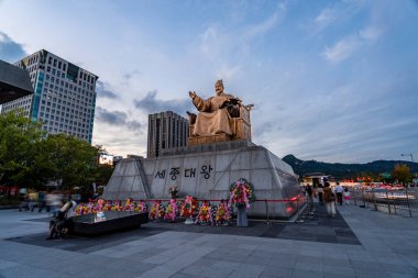 Seul, Güney Kore - 9 Ekim 2024 - Büyük Kral Sejong 'un güzel günbatımına karşı heykeli manzarası