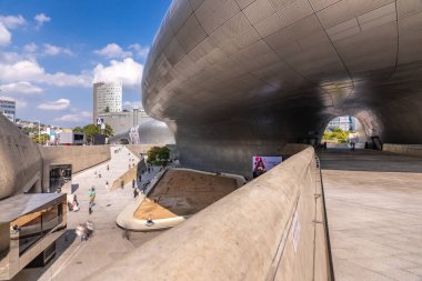 Seul, Güney Kore - 10 Ekim 2024 Dongdaemun Tasarım Plaza 'nın ya da DDP olarak bilinen ünlü binasının manzarası
