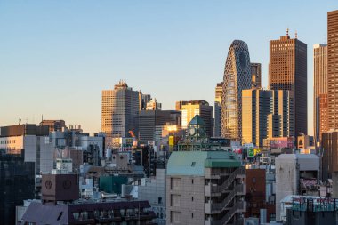 Tokyo, Japonya 'daki gökdelenlerin rengarenk gün doğumu manzarası