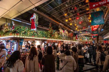 Tokyo, Japonya - 14 Aralık 2024 - İnsanlar Roppongi 'deki bir alışveriş merkezindeki iyondoor Noel pazarında eğleniyorlar
