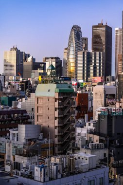 Tokyo, Japonya - 15 Aralık 2024 - Sabahın erken saatlerinde açık mavi gökyüzüne karşı Mode Hal Iko Binası manzarası